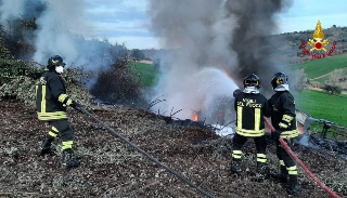 Lapedona - Trattore si ribalta e prende fuoco, illeso agricoltore